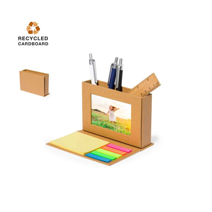 Porte-crayons en carton recyclé avec des Post-it adhésifs